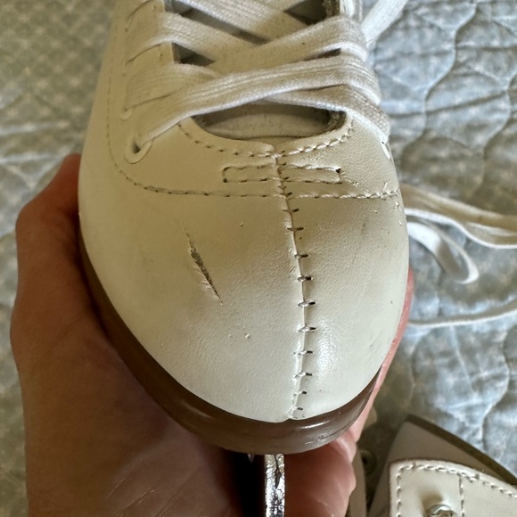 Glacier 520 girls white ice skates, never worn, dinged on toe top due to storing - Picture 3 of 7